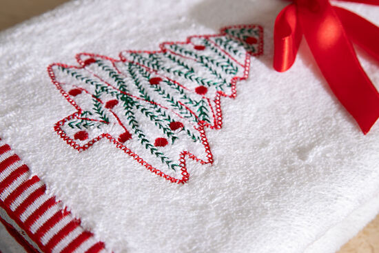 İKİLİ 45X70 cm ÇAM AĞAÇ NAKIŞLI HAVLU BEYAZ-KIRMIZI - 4