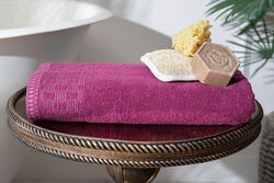 SERİSONU HAVLU BORNOZ - JAKARLI GEOMETRİK DESEN BORDÜRLÜ HAVLU MÜRDÜM 70x140cm (TRY)