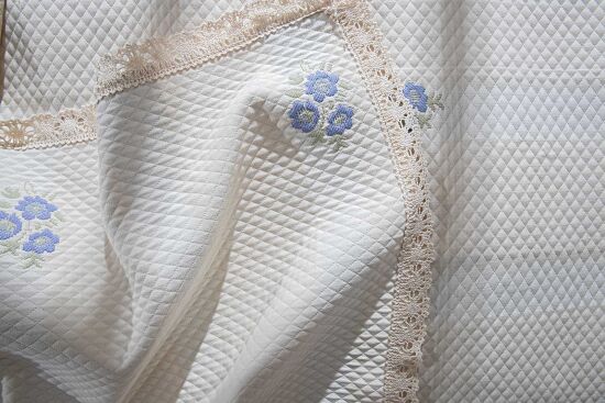 LAGOS DANTELLİ PİKE-YATAK ÖRTÜSÜ 240x250 KREM-MAVİ - 3